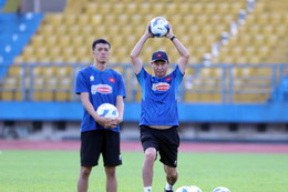 HLV Kim Sang Sik 'gánh' tuyển Việt Nam và U22: Thân này ví xẻ làm đôi