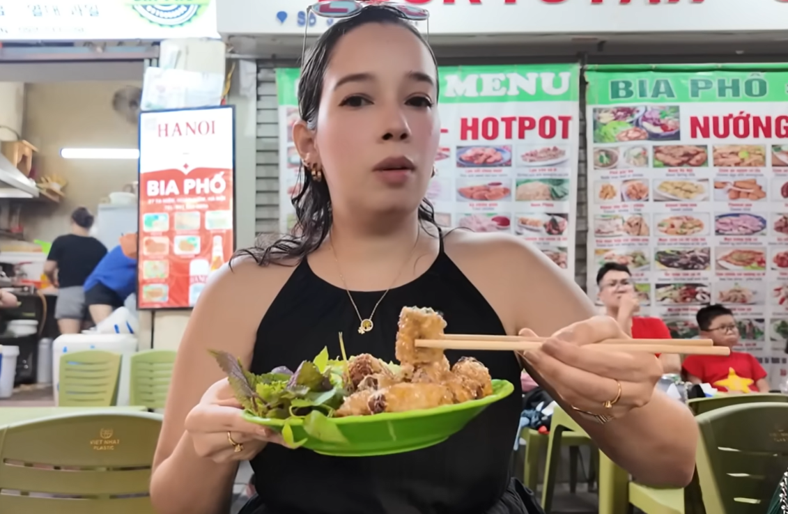 Khách nước ngoài thử món giòn rụm ở phố cổ Hà Nội, nức nở khen vừa rẻ vừa ngon