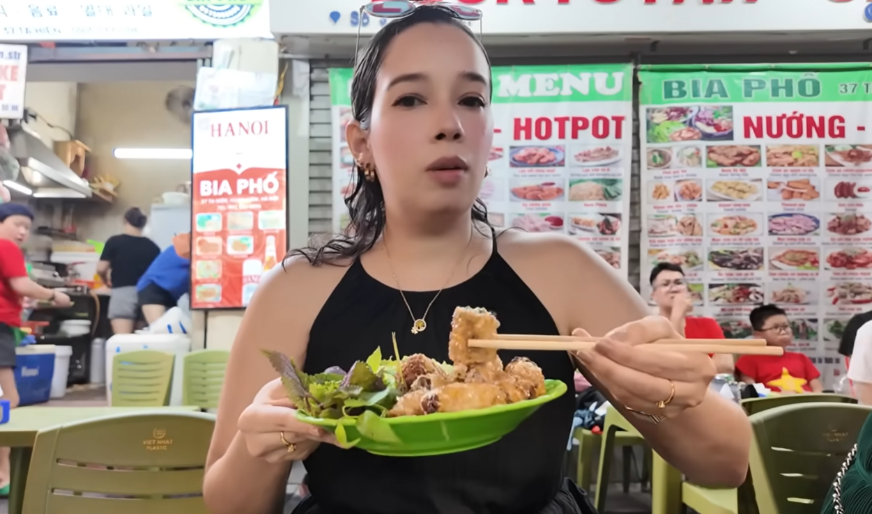 khach Tay thuong thuc nem ran o Ha Noi 1.png