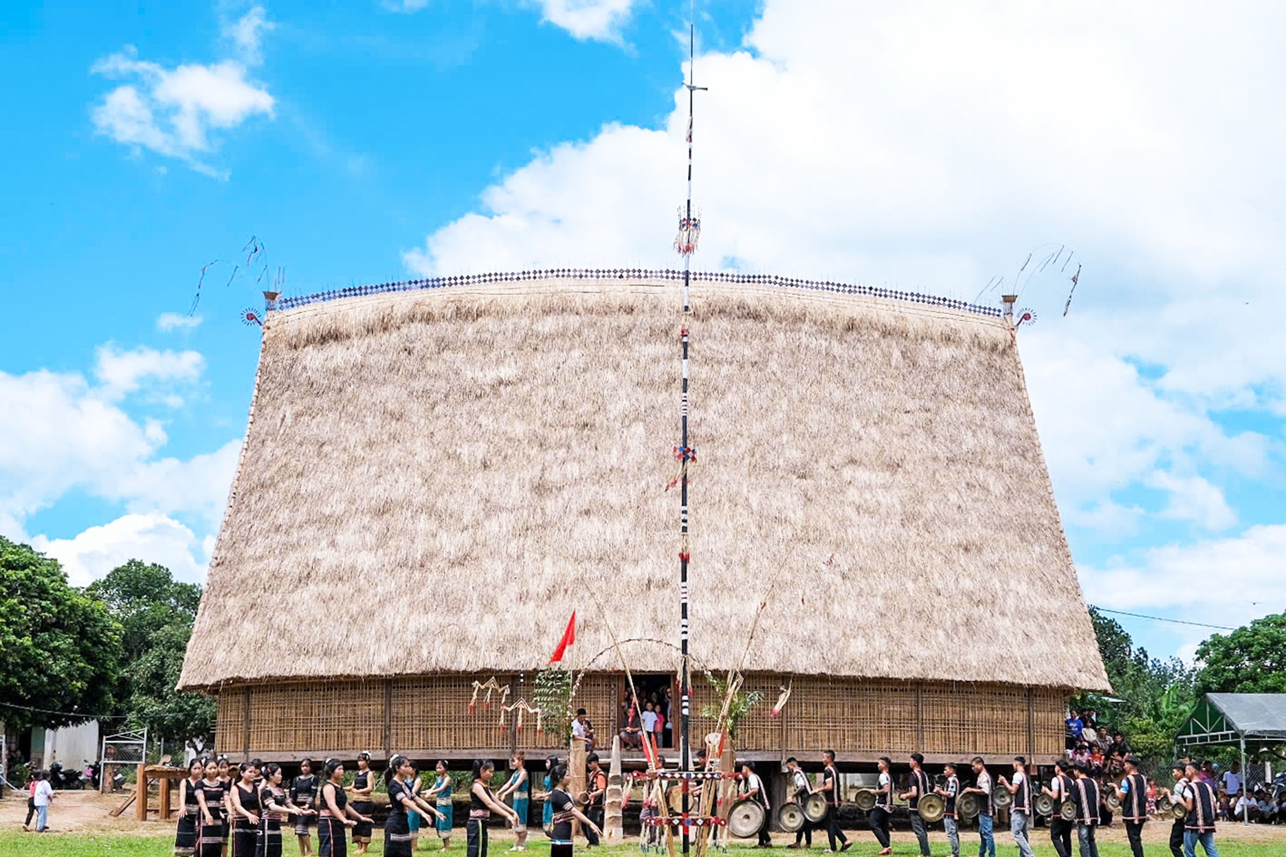 Làng Kon Băh “hồi sinh” nhà rông sau hỏa hoạn