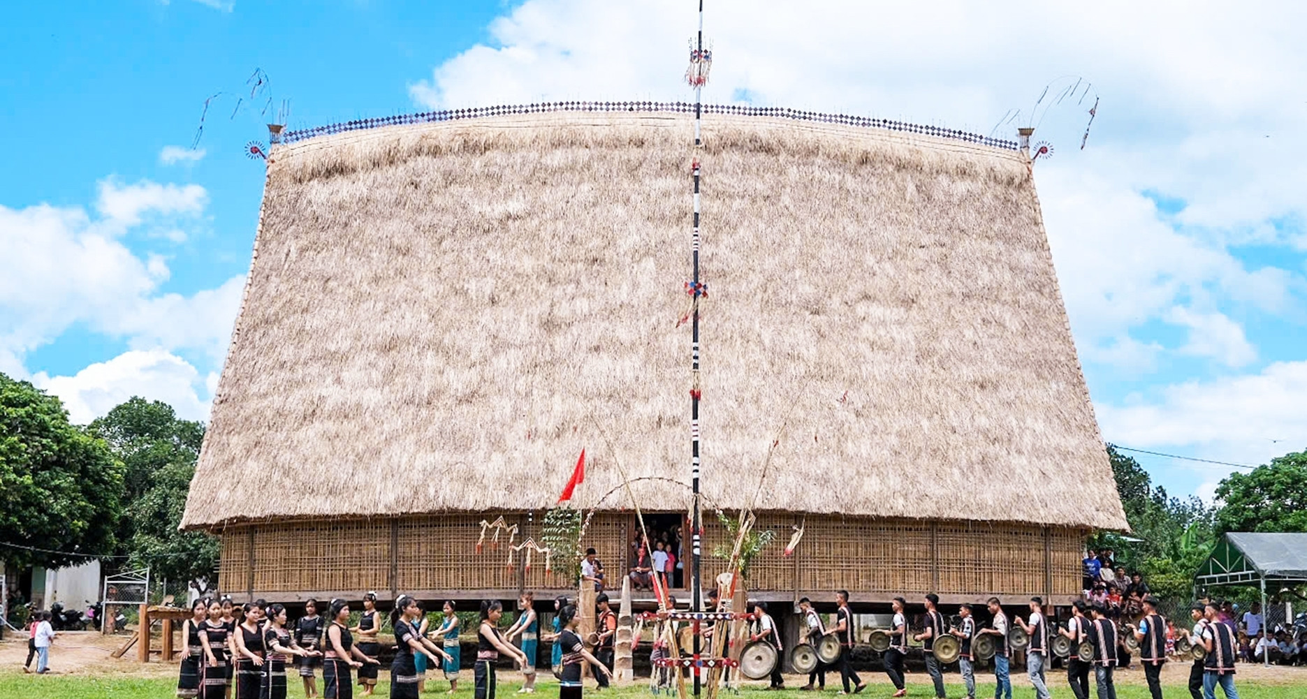 Làng Kon Băh “hồi sinh” nhà rông sau hỏa hoạn