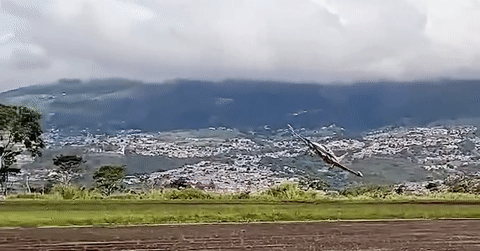 Máy bay lao xuống đường băng và bốc cháy ngay sau khi cất cánh