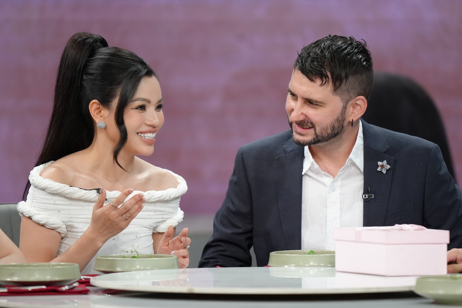 Món quà đặc biệt chồng Tây tặng ca sĩ Hiền Nguyễn trên sóng VTV