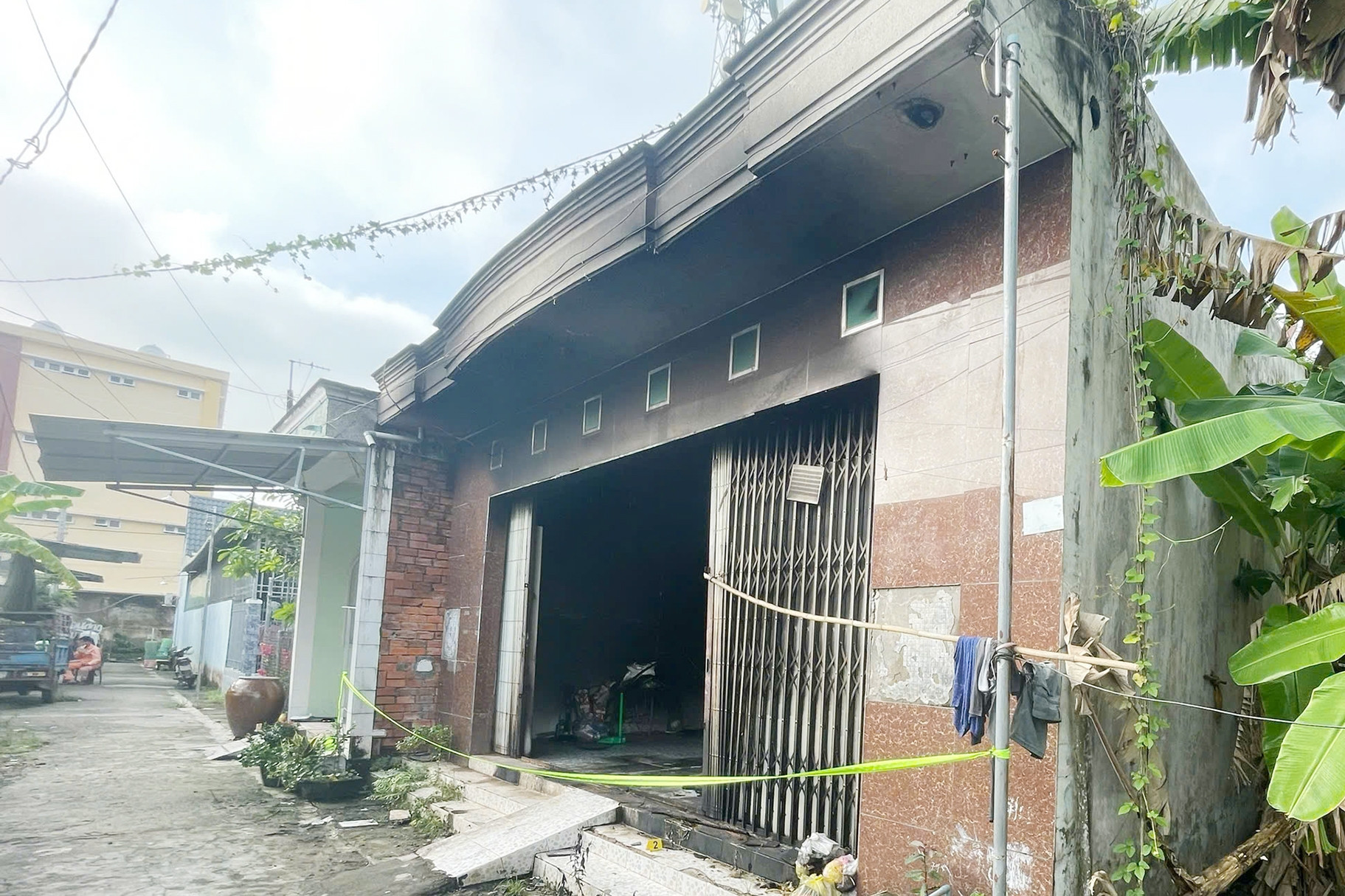 Người đàn ông 40 tuổi mang xăng đốt nhà vợ cũ, sau đó tử vong trong quán cà phê