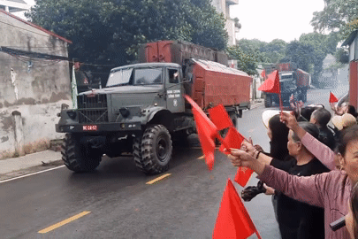 Người dân Phú Thọ xúc động tiễn Lữ đoàn 249 sau 1 năm vận hành cầu phao Phong Châu