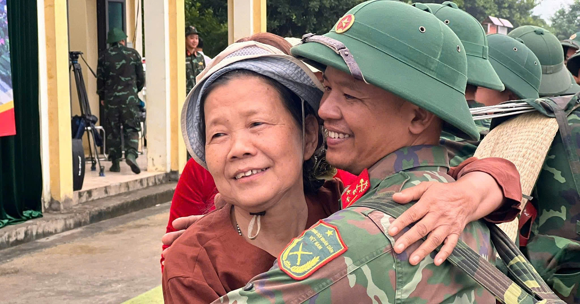 Người dân Phú Thọ xúc động tiễn Lữ đoàn 249 sau...