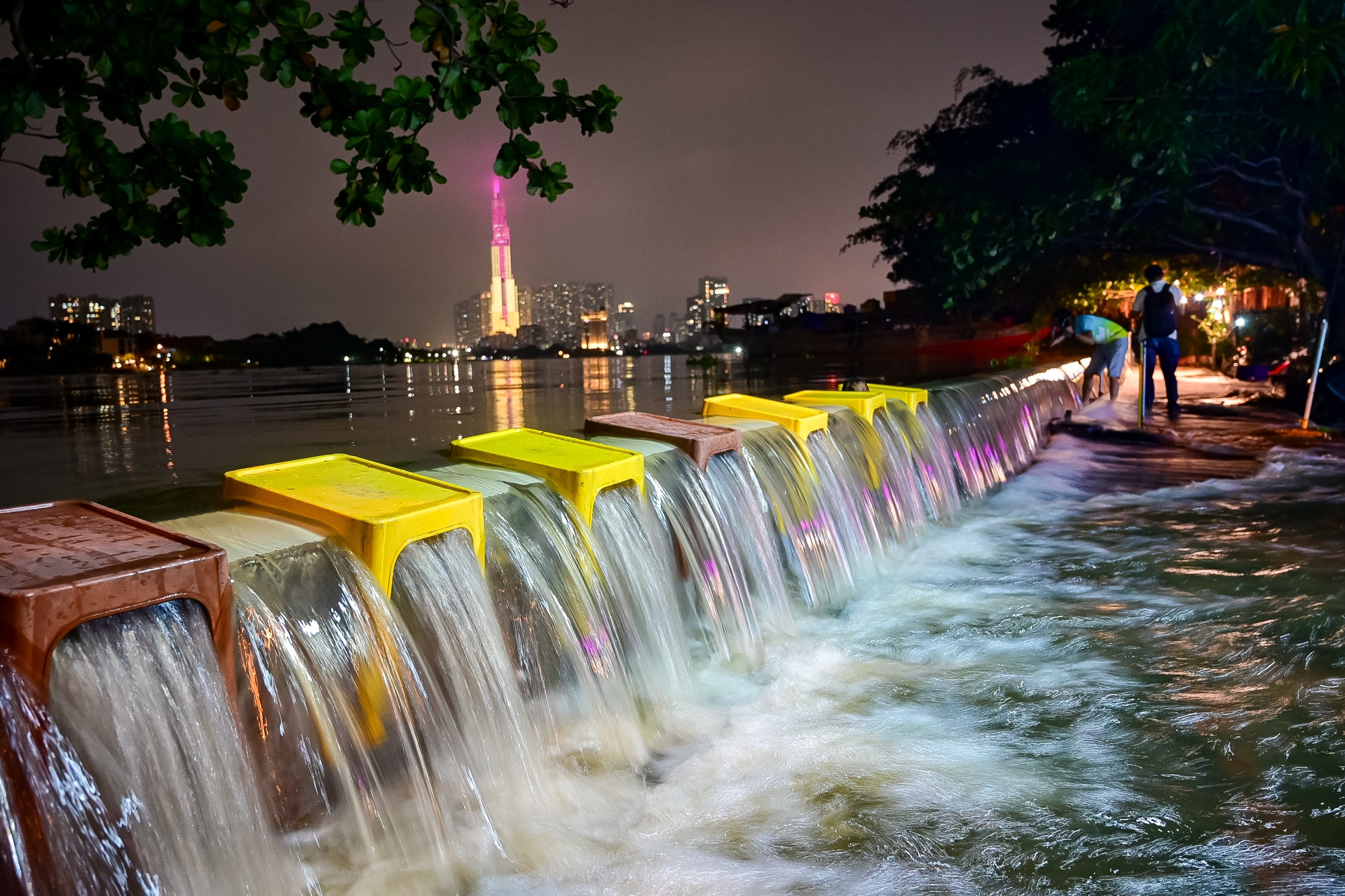 Triều cường vượt bờ kè, tràn vào trung tâm TPHCM: Người dân thốt lên '10 năm mới thấy'