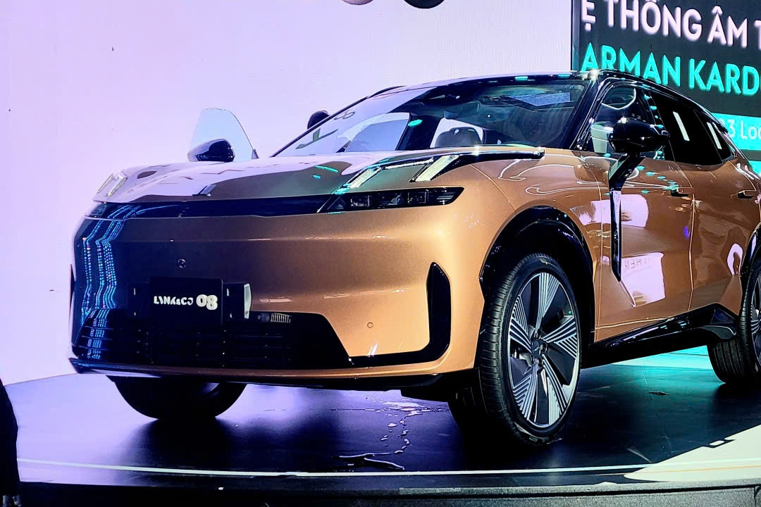 Tầm giá 1,3 tỷ đồng, xe SUV hybrid Lynk &amp; Co 08 có vượt qua được KIA Sorento?