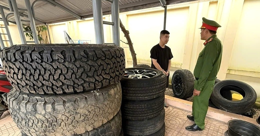 Thanh niên dùng xe bán tải trộm cắp 13 bánh ô tô Ford Ranger