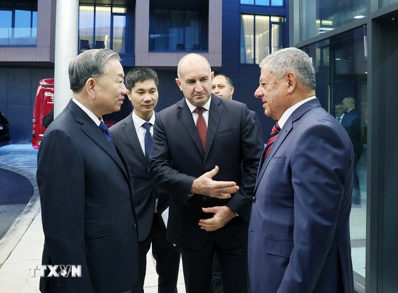 tong bi thu cung tong thong bulgaria tham doanh nghiep quoc phong samel 90 1.jpg