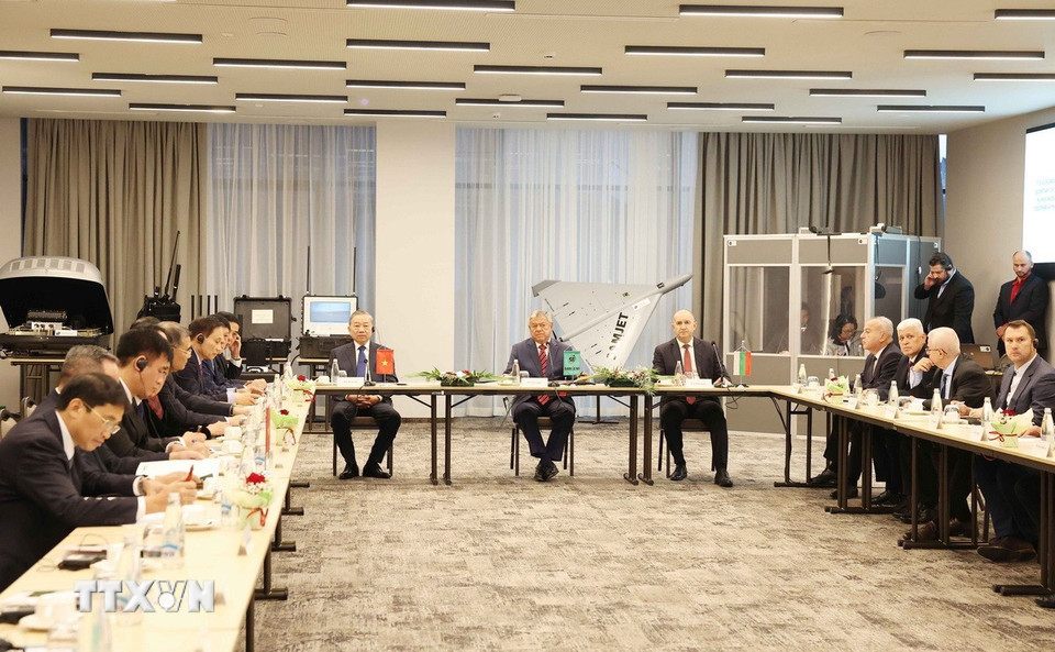 tong bi thu cung tong thong bulgaria tham doanh nghiep quoc phong samel 90 4.jpg