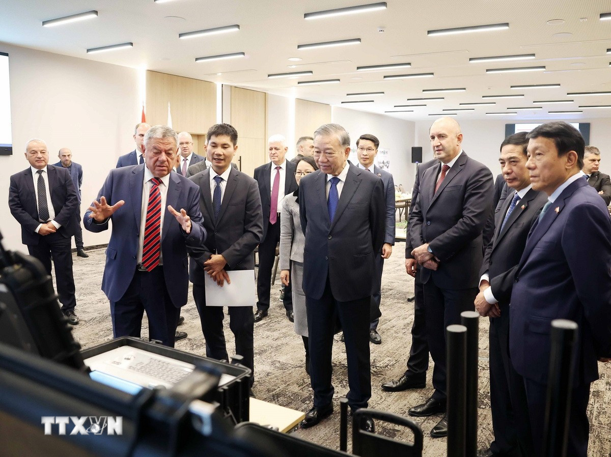 tong bi thu cung tong thong bulgaria tham doanh nghiep quoc phong samel 90 5.jpg