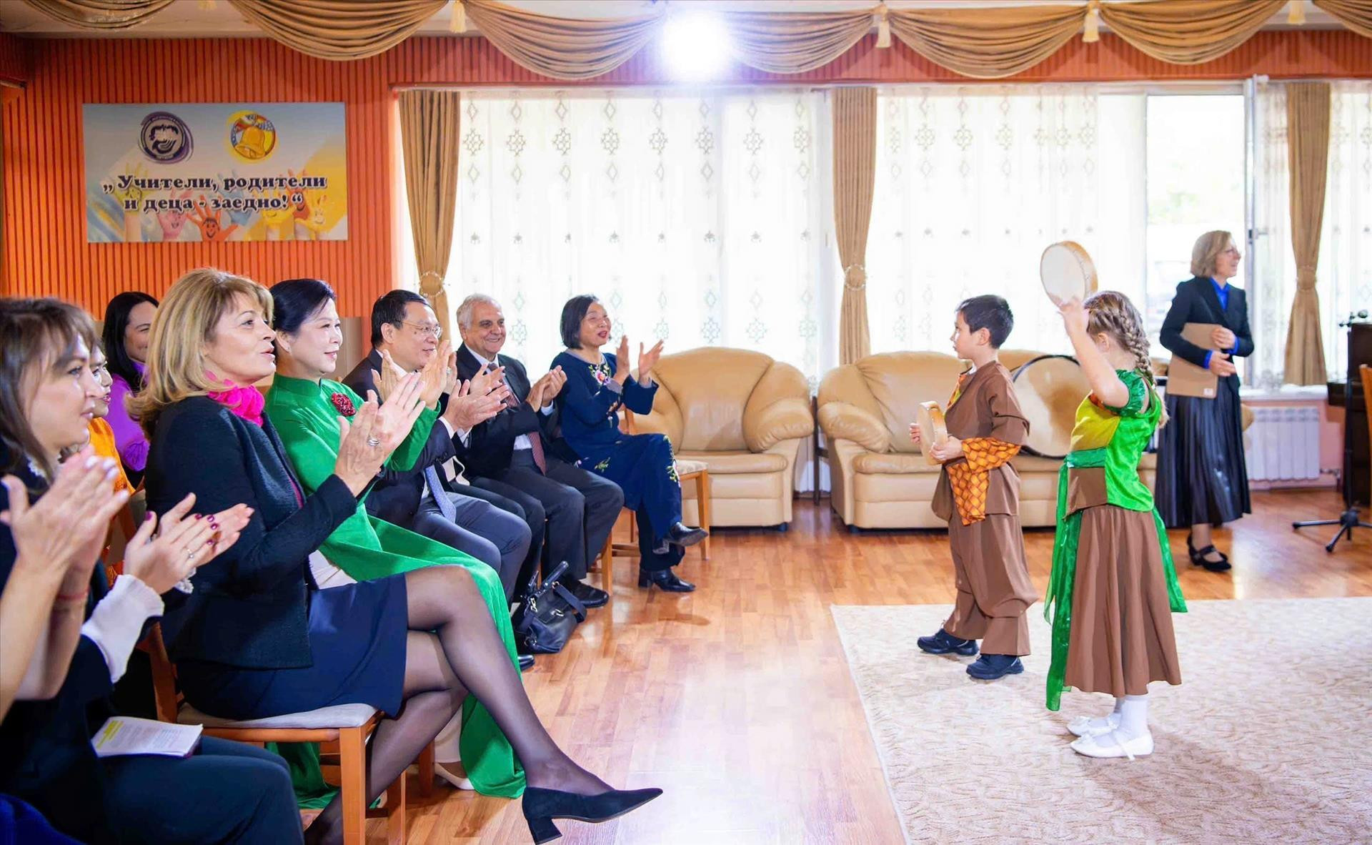 vna potal phu nhan tong bi thu to lam tham giao luu cung cac em nho tai truong mam non so 2 zvanche 835951824 16 53 17.jpg