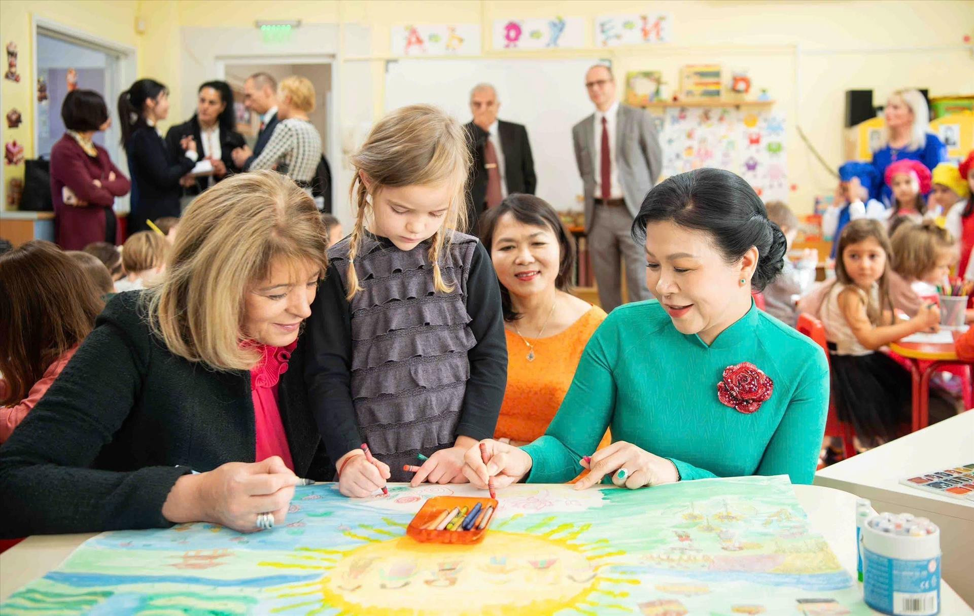 vna potal phu nhan tong bi thu to lam tham giao luu cung cac em nho tai truong mam non so 2 zvanche 835952224 16 51 3.jpg