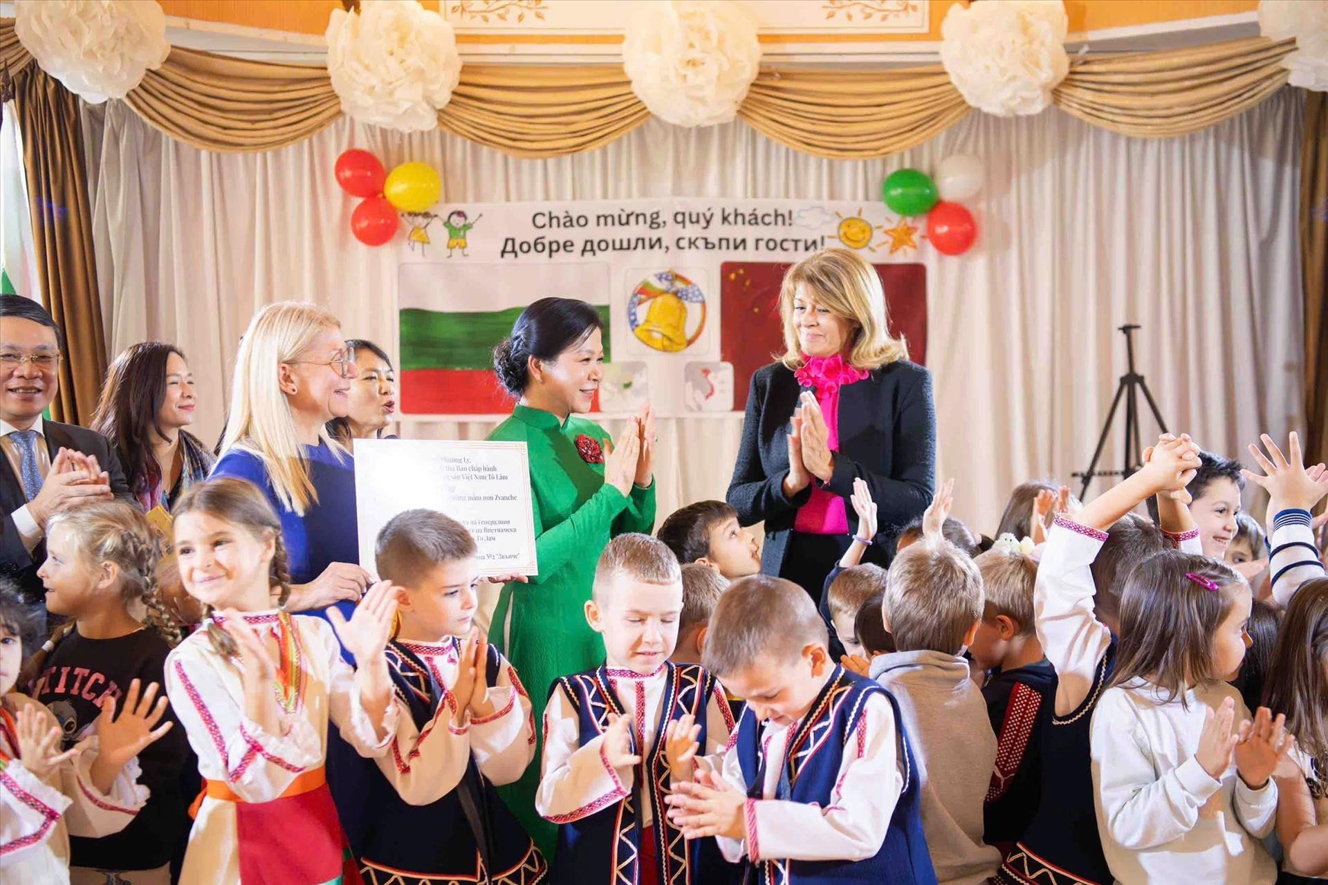 vna potal phu nhan tong bi thu to lam tham giao luu cung cac em nho tai truong mam non so 2 zvanche 835953124 16 52 33.jpg