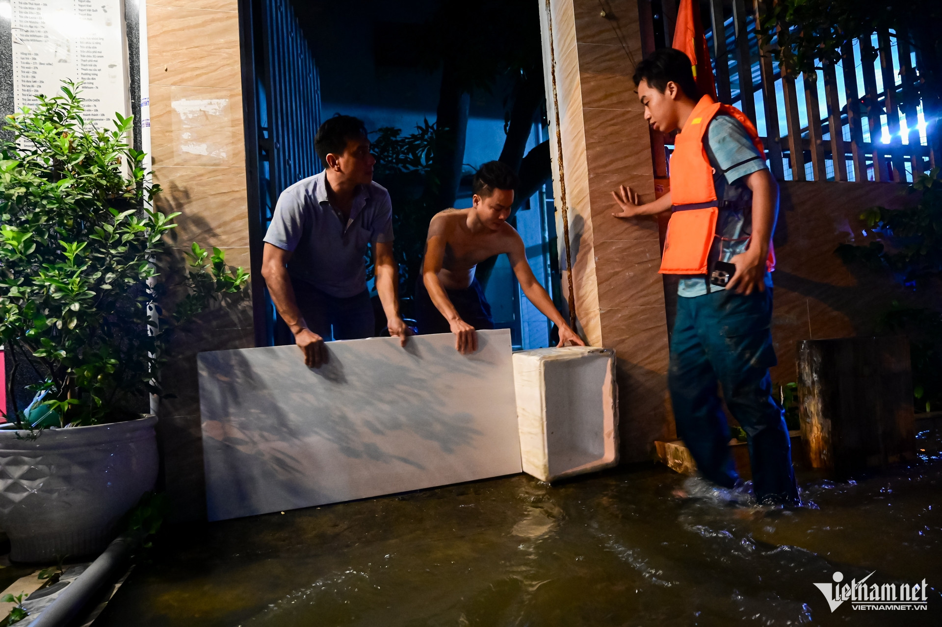 W-triều cường TPHCM   nguyễn huế 3.jpg