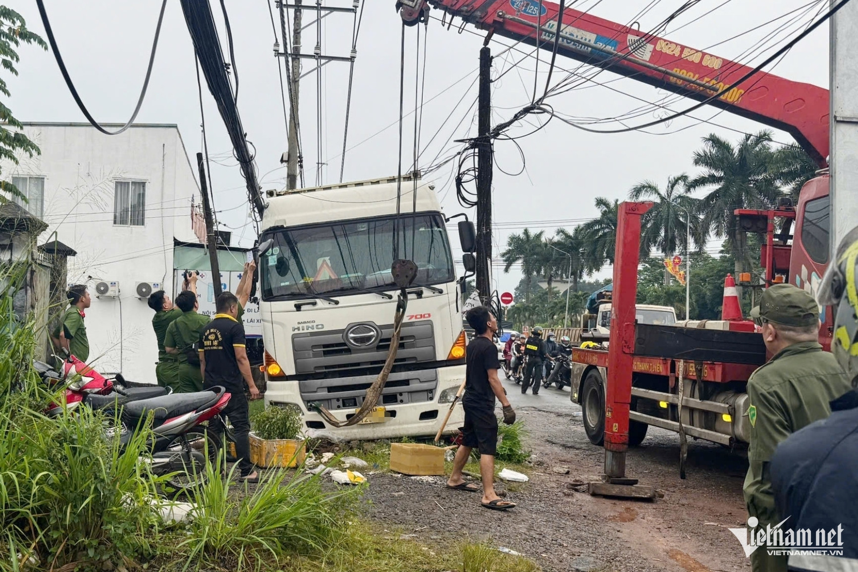 Bản tin trưa 25/10: Container lao thẳng vào nhóm người, 1 phụ nữ tử vong tại chỗ