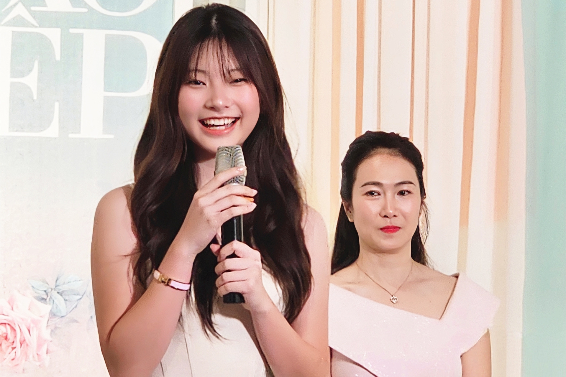 Con gái 15 tuổi xinh đẹp khiến MC Thanh Thảo rơi nước mắt