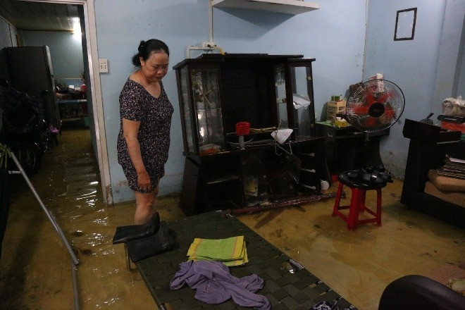 Khu dân cư TPHCM thành 'hầm chứa nước', dân kiệt sức canh ngập suốt 2 ngày