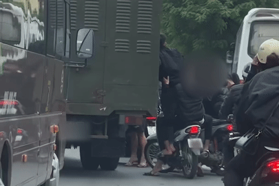 Lí do nhóm thanh niên 'đầu trần' đi mô tô bám theo xe chở phạm nhân ở Hà Nội