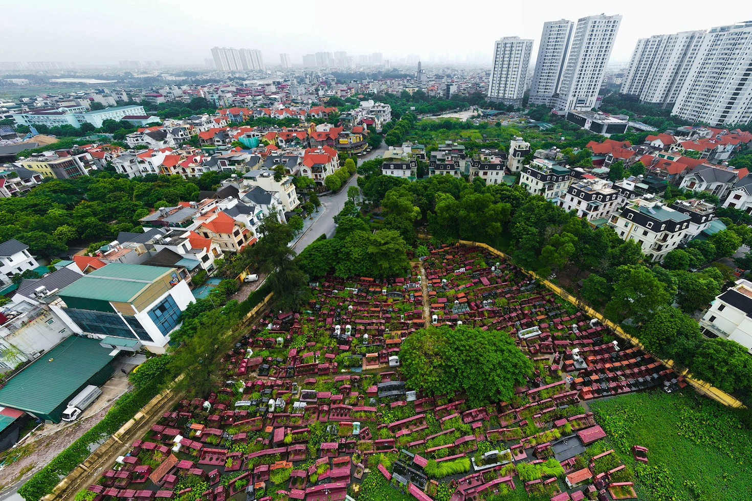 Lý do phải photo sổ đỏ làm sạch dữ liệu; giật mình giá căn hộ sát nghĩa trang