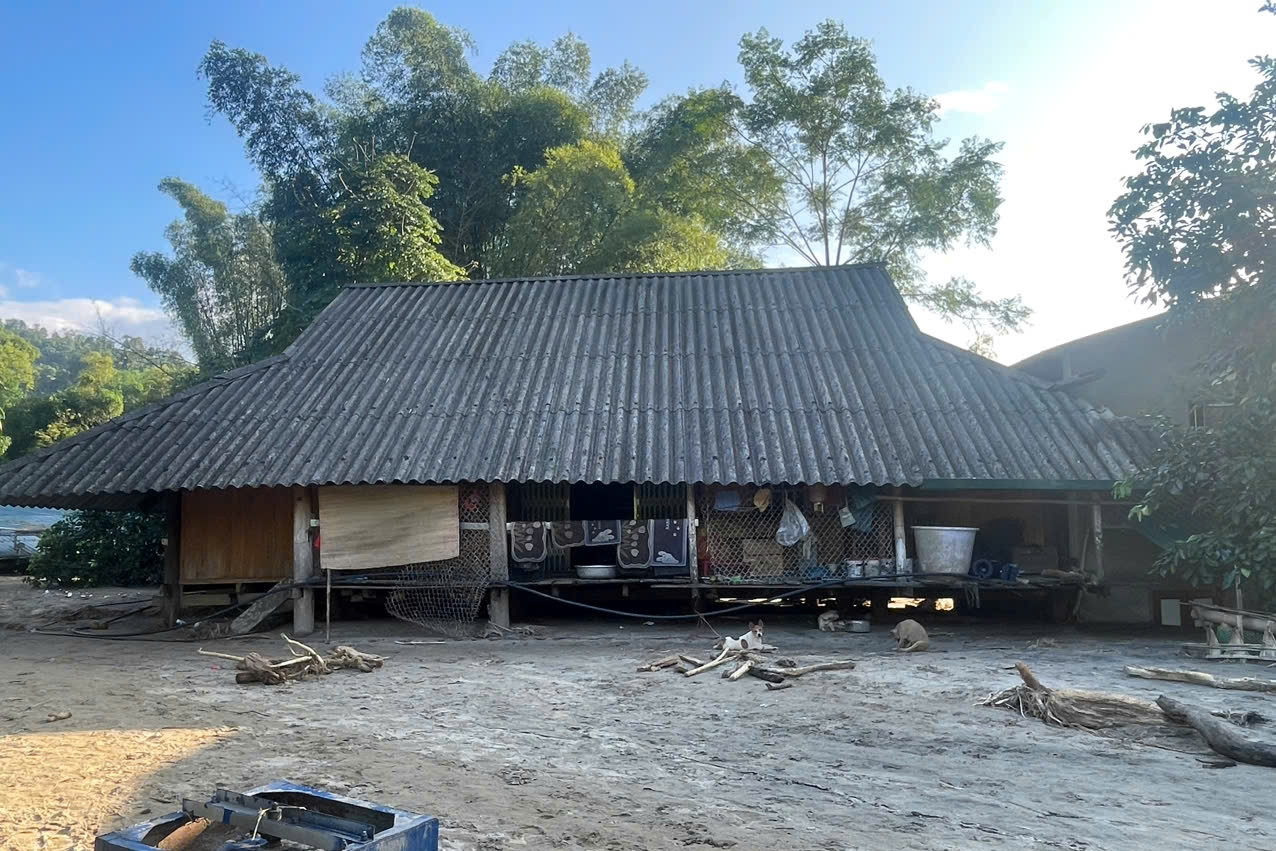 'Mỏ vàng' trôi vào bản sau cơn lũ, xã lập tổ 10 người thay nhau canh gác