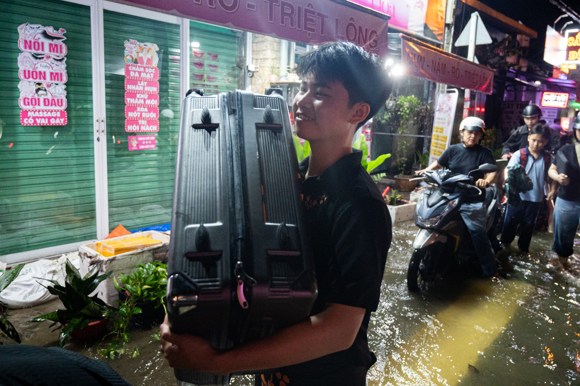 Cảnh tượng chưa từng thấy ở bán đảo Thanh Đa khi triều cường dâng suốt đêm