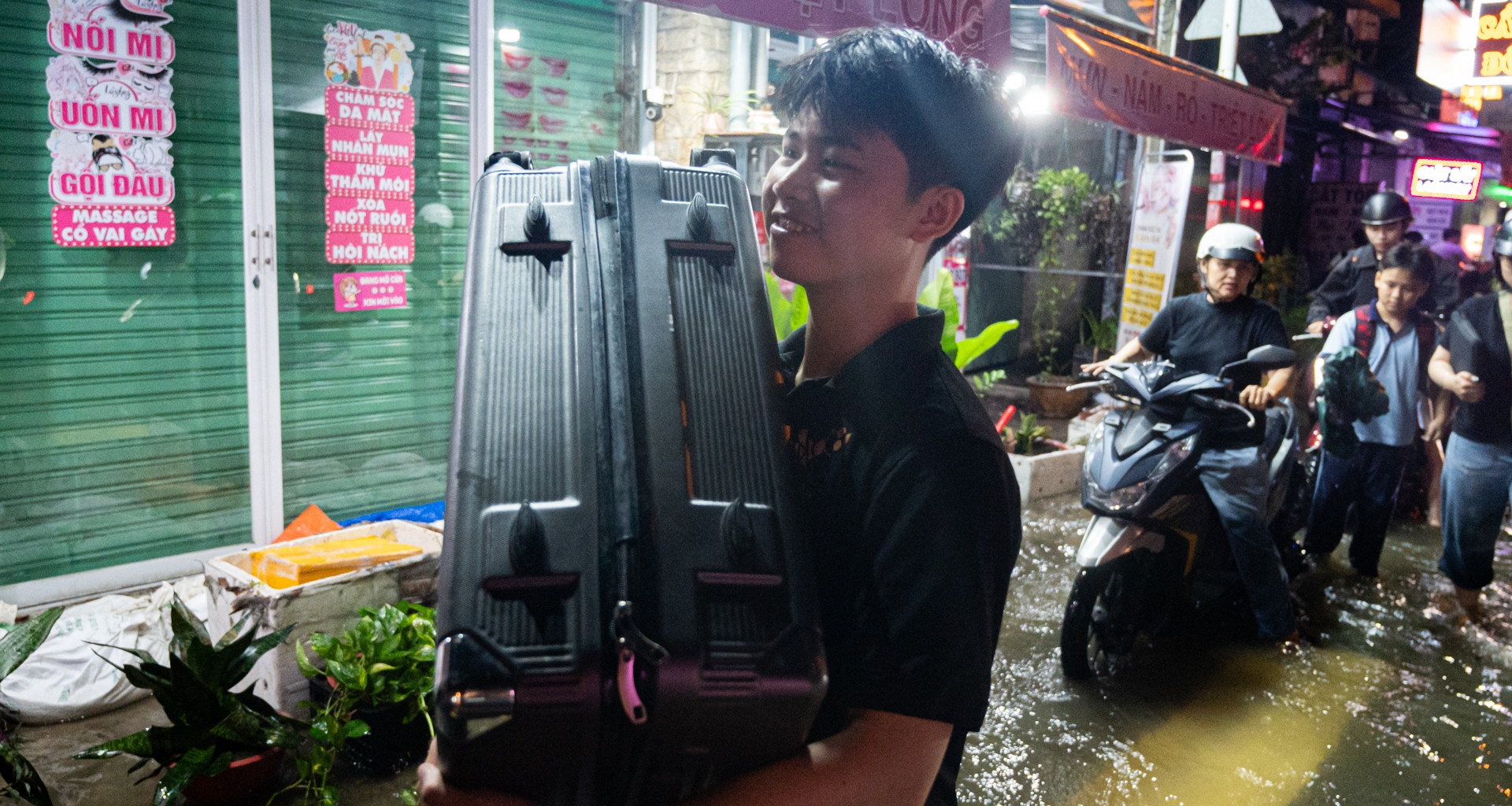 Cảnh tượng chưa từng thấy ở bán đảo Thanh Đa khi triều cường dâng suốt đêm