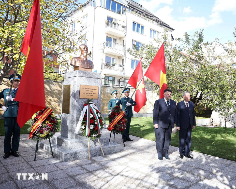 tong bi thu du le khanh thanh tuong dai chu tich ho chi minh tai dai su quan viet nam o bulgaria 4.jpg