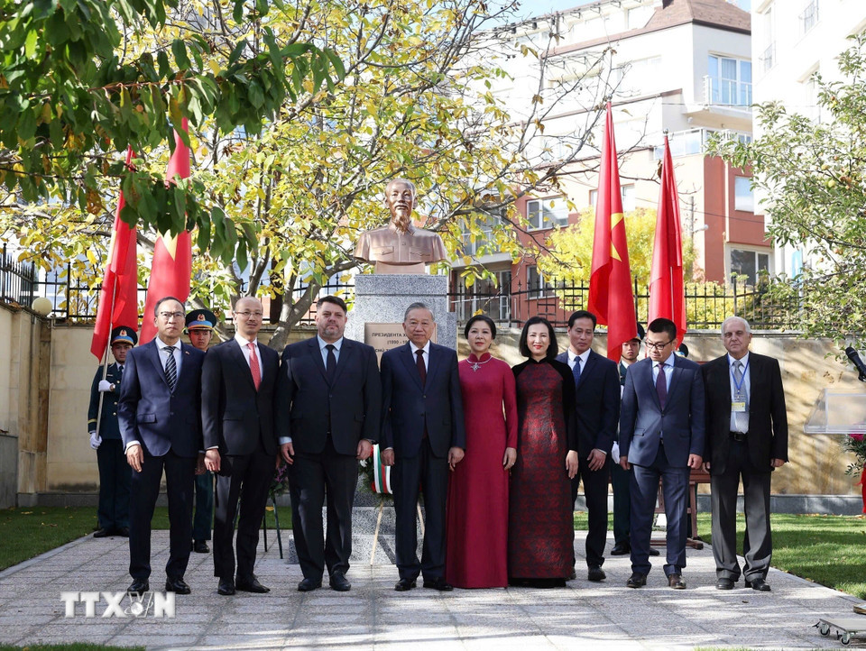 tong bi thu du le khanh thanh tuong dai chu tich ho chi minh tai dai su quan viet nam o bulgaria 7.jpg