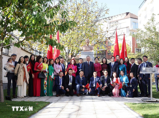 ttxvn-tong-bi-thu-du-le-khanh-thanh-tuong-dai-chu-tich-ho-chi-minh-tai-dai-su-quan-viet-nam-o-bulgaria-9.jpg