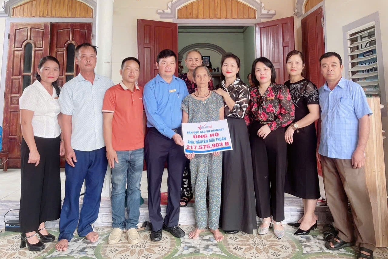 Trao hơn 217 triệu đồng tới người đàn ông gặp nạn khi lợp nhà sau bão