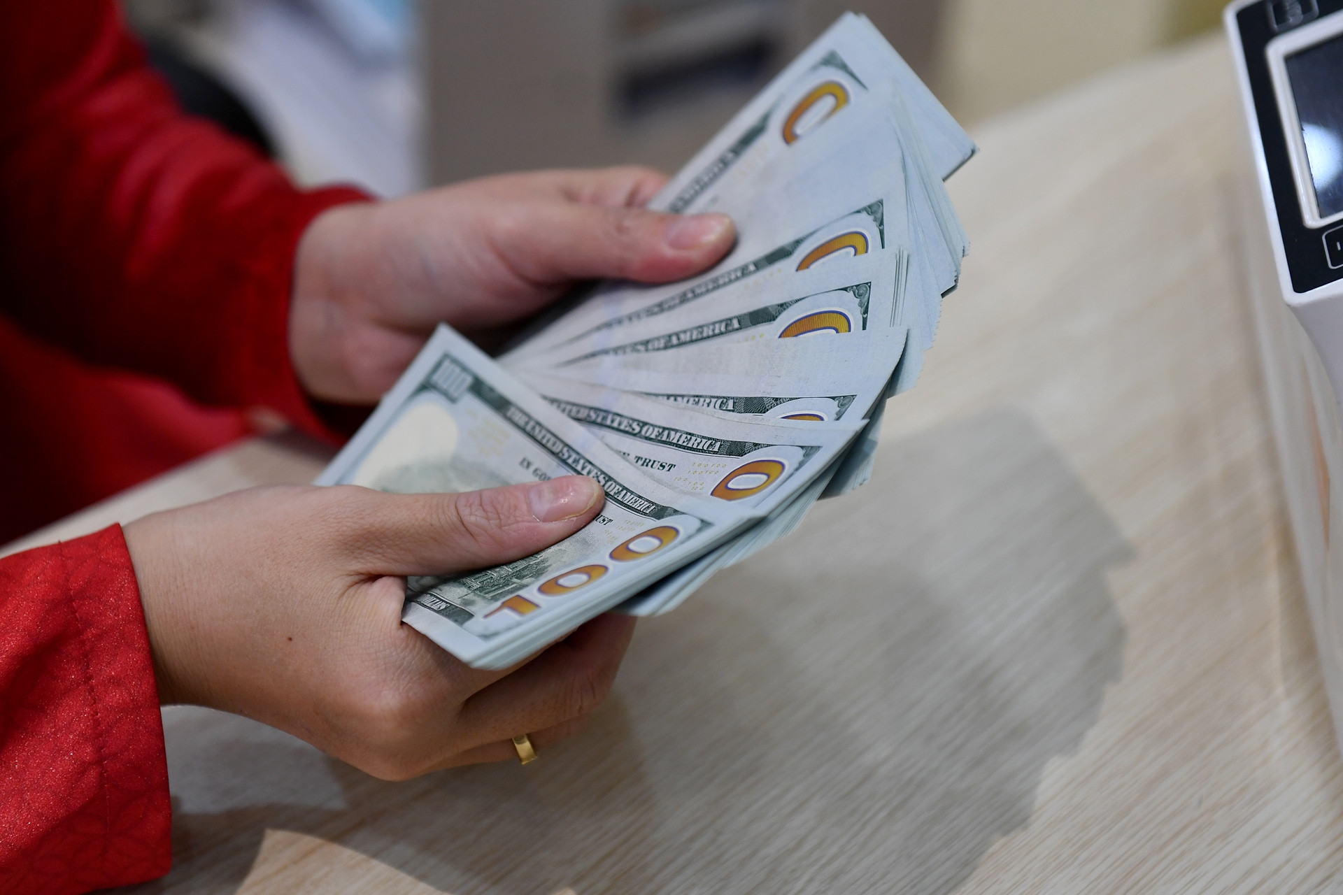 Tỷ giá USD 'chợ đen' biến động, NHNN có động thái mới