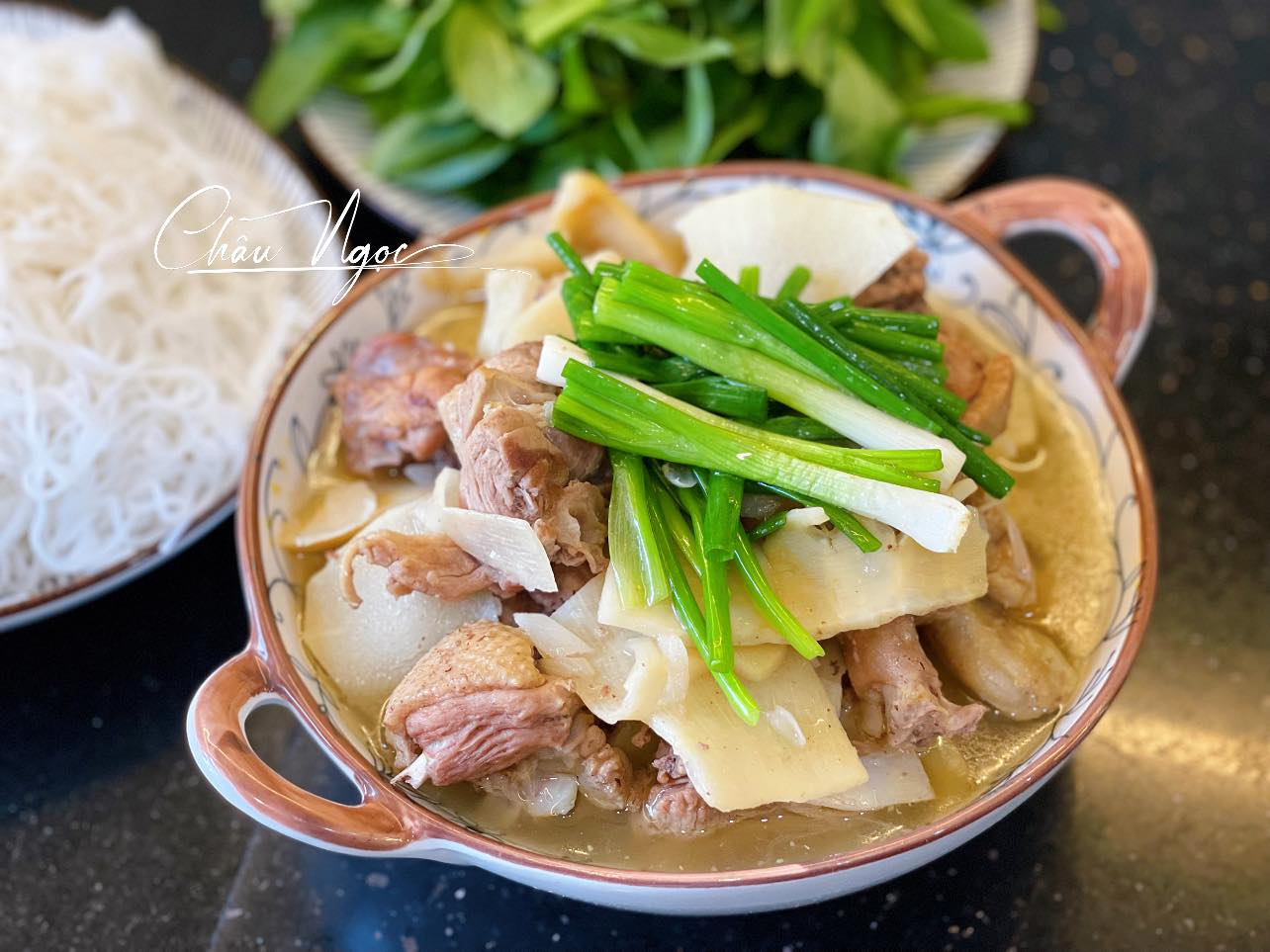 vịt nấu măng.png