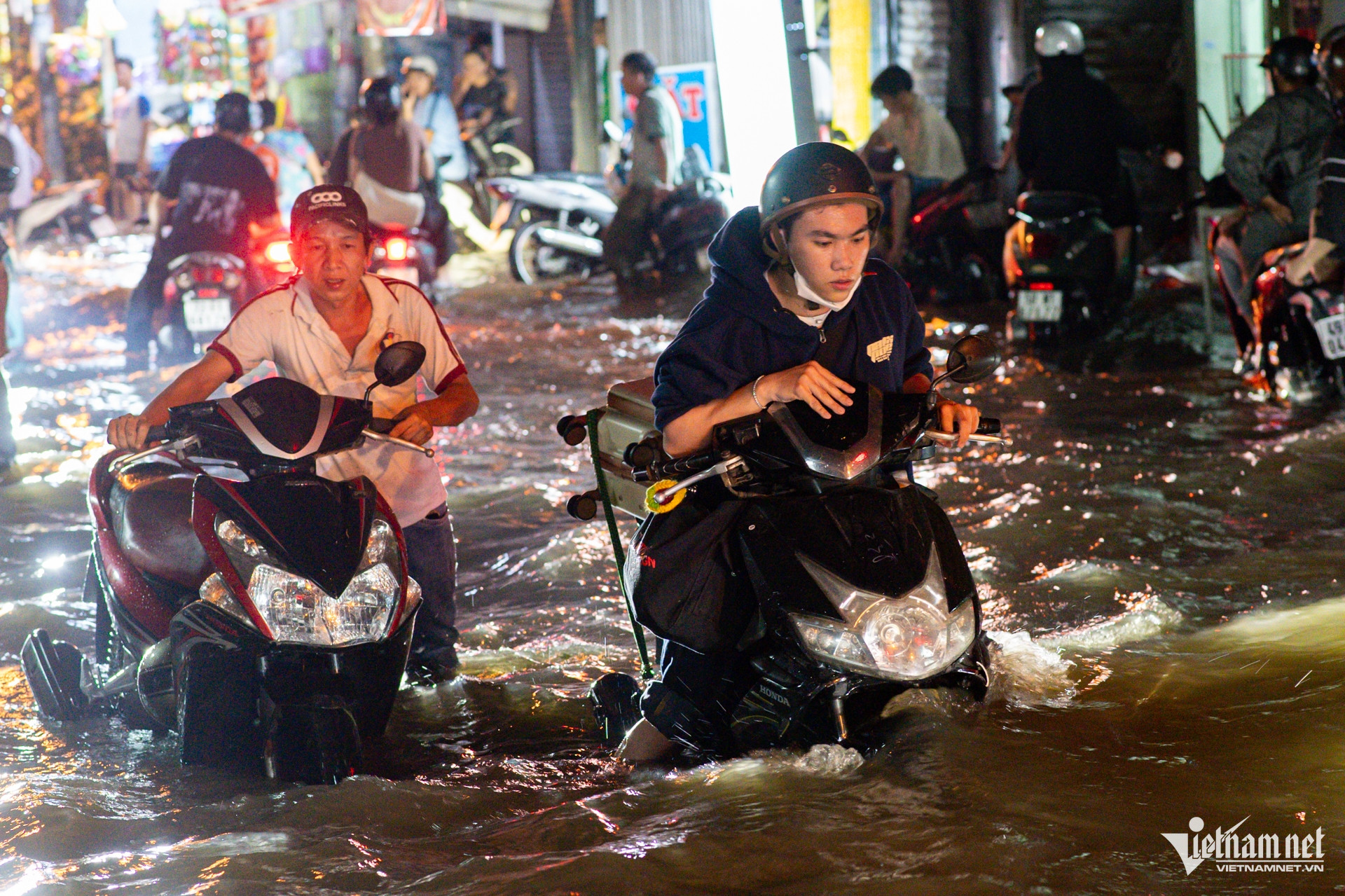 W-triều cường TPHCM nguyễn huế 30.jpg