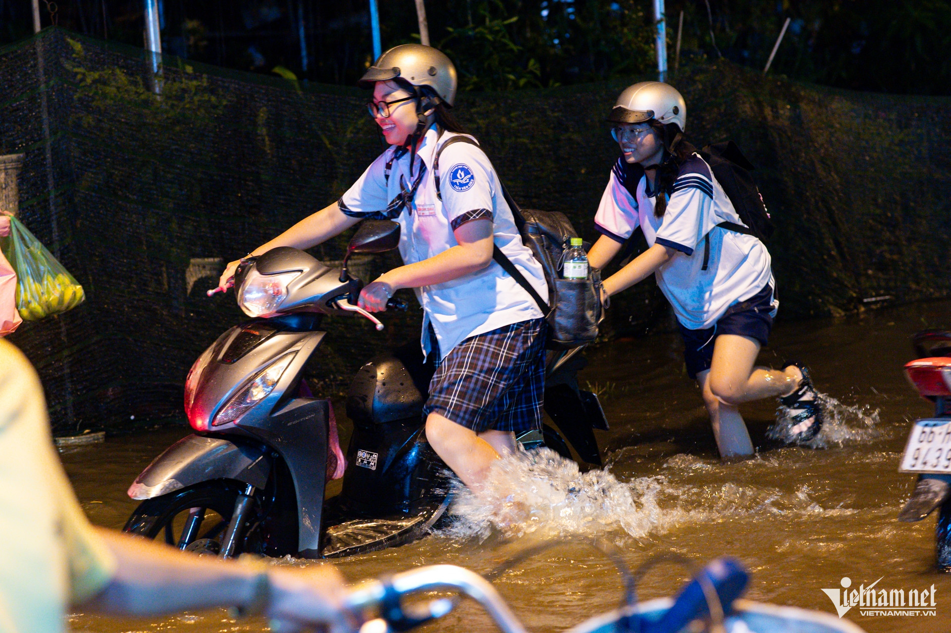 W-triều cường TPHCM nguyễn huế 33.jpg