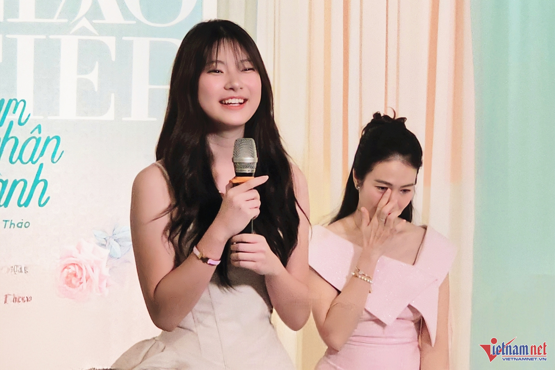 MC Thanh Thảo khóc khi nghe con gái chia sẻ hồn nhiên