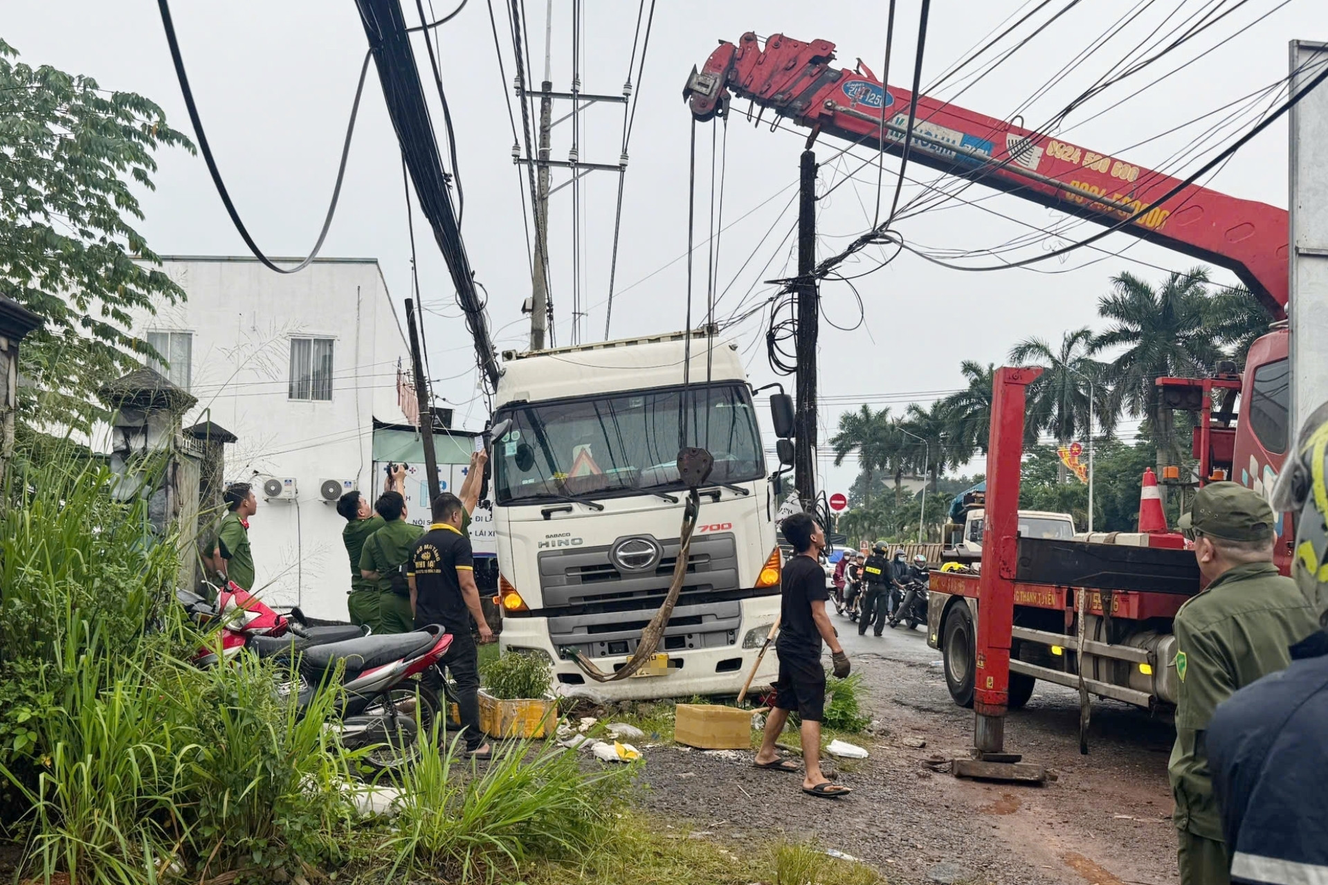 Xe container mất lái lao thẳng vào nhóm người ven đường, một phụ nữ tử vong tại chỗ
