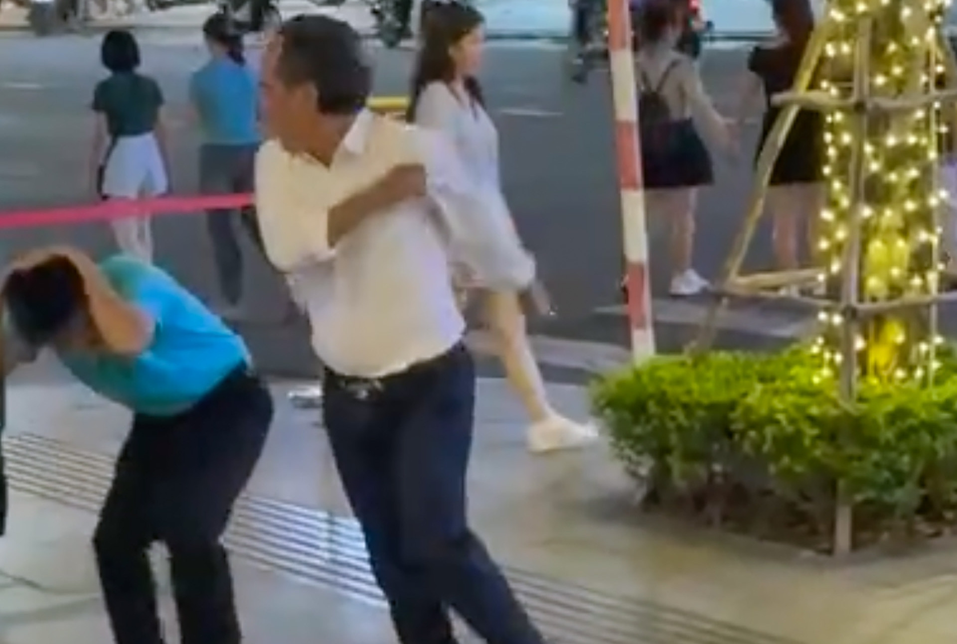 Bản tin sáng 26/10: Người đàn ông mặc sơ mi trắng đánh tới tấp tài xế ô tô