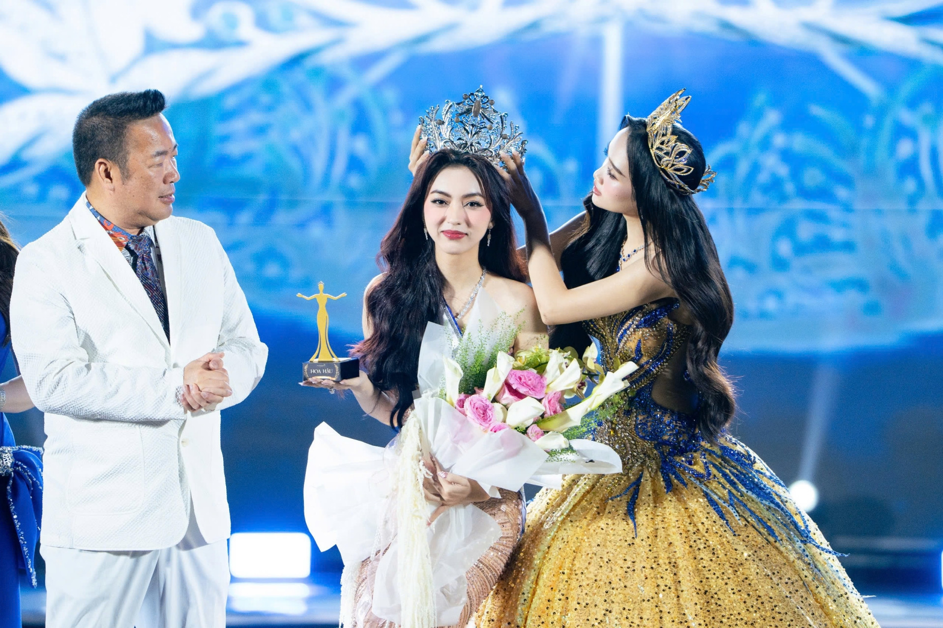 batch_Hoa hậu Sinh viên Việt Nam 2024 Dương Trà Giang trao vương miện cho tân Hoa hậu Sinh viên Việt Nam 2025 Hoàng Ngọc Như.jpg