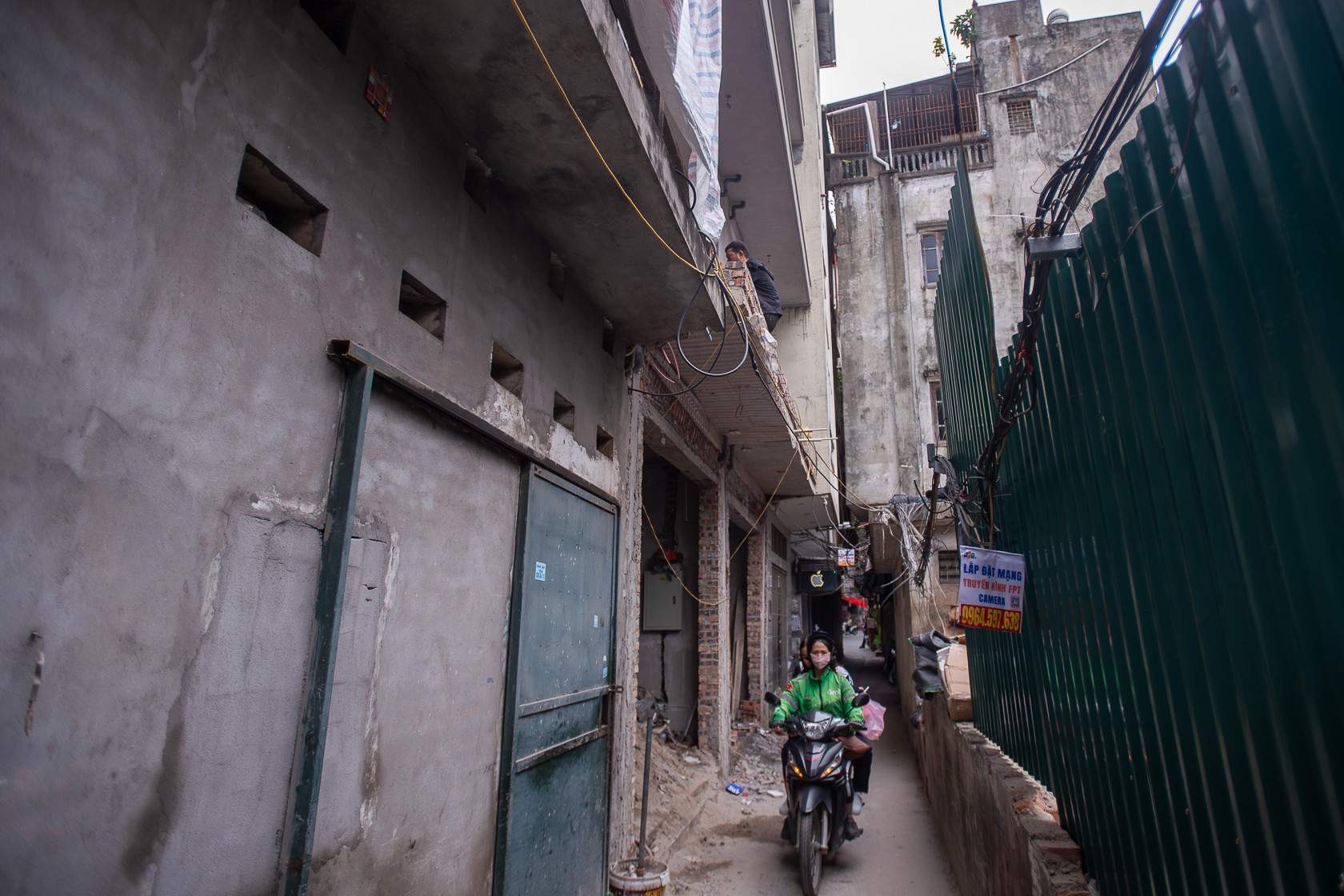 Cảnh rợn người khi đi qua những công trình đang xây, phá dỡ tại Hà Nội