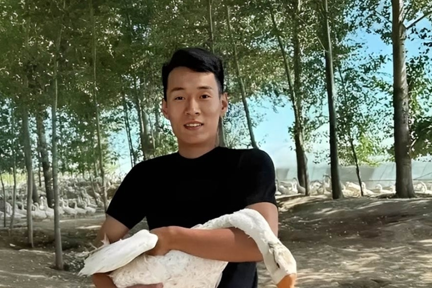 Chàng trai 25 tuổi bỏ phố về quê nuôi một loài vật khiến cả làng bừng tỉnh