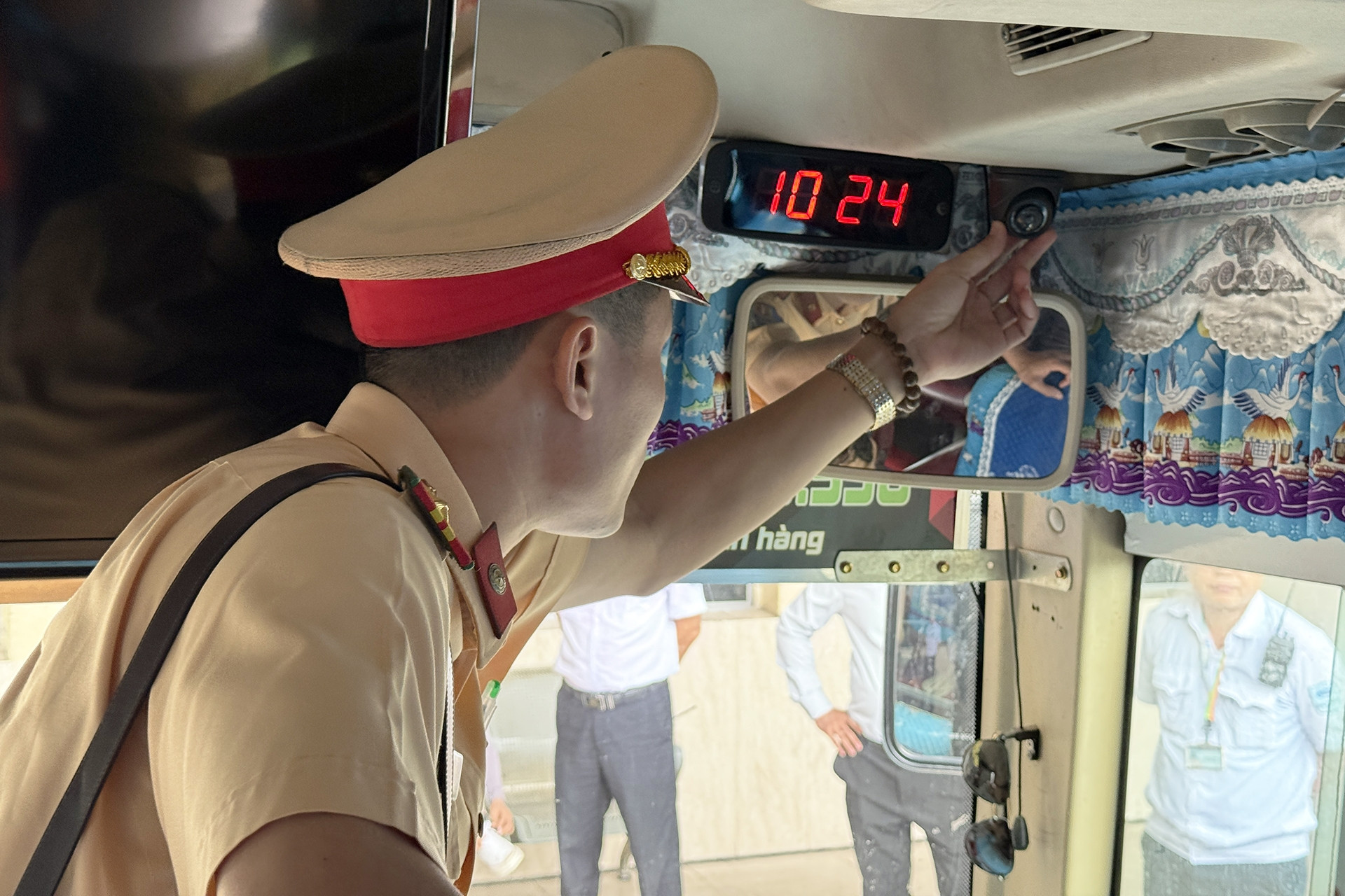 Cục trưởng CSGT kêu gọi tài xế xe khách, ô tô tải phản ánh bất cập về giao thông