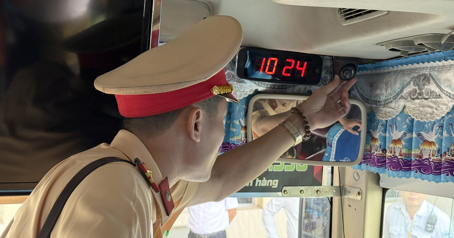 Cục trưởng CSGT kêu gọi tài xế xe khách, ô tô tải phản ánh bất cập về giao thông