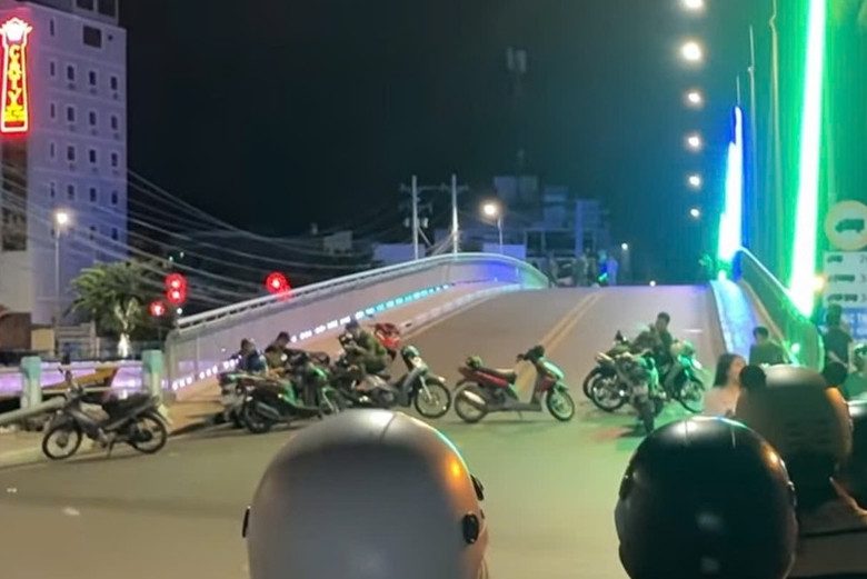 Hai anh em ruột bị đâm gục trên cầu trong đêm