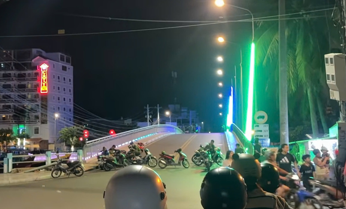 Hai anh em ruột bị đâm thương vong giữa cầu Dục Thanh trong đêm.jpg