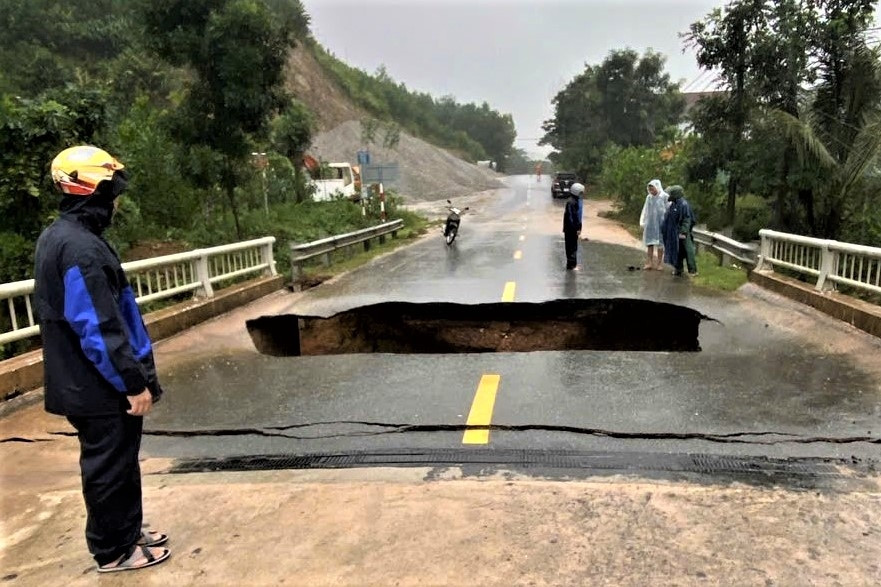 'Hố tử thần' xuất hiện trên cầu sau mưa lớn ở Đà Nẵng, nuốt chửng xe máy