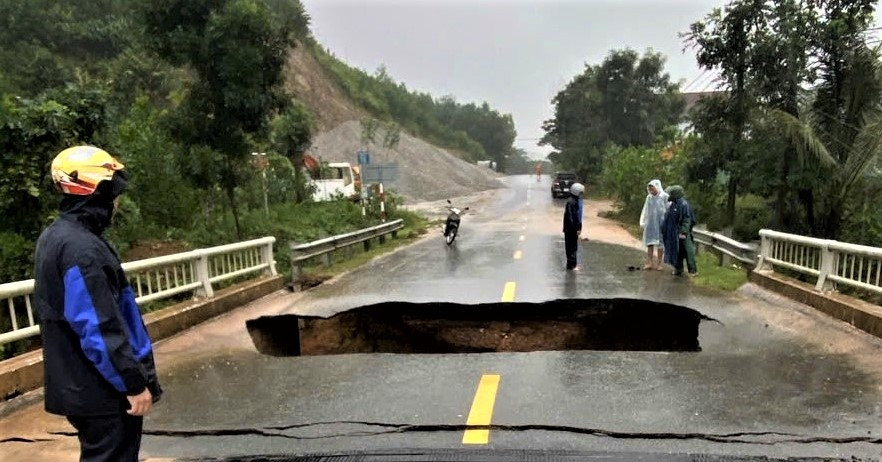 'Hố tử thần' xuất hiện trên cầu sau mưa lớn ở Đà Nẵng, nuốt chửng xe máy