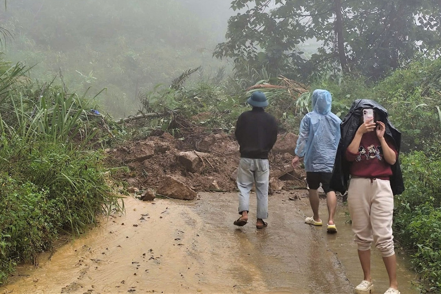 Mưa lớn ở Đà Nẵng: Hàng trăm người phải sơ tán khẩn cấp, nhiều khu dân cư bị cô lập