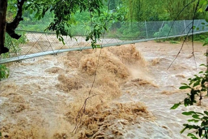 Học sinh lớp 3 ở Đà Nẵng trượt chân rơi xuống cống nước trước nhà, tử vong